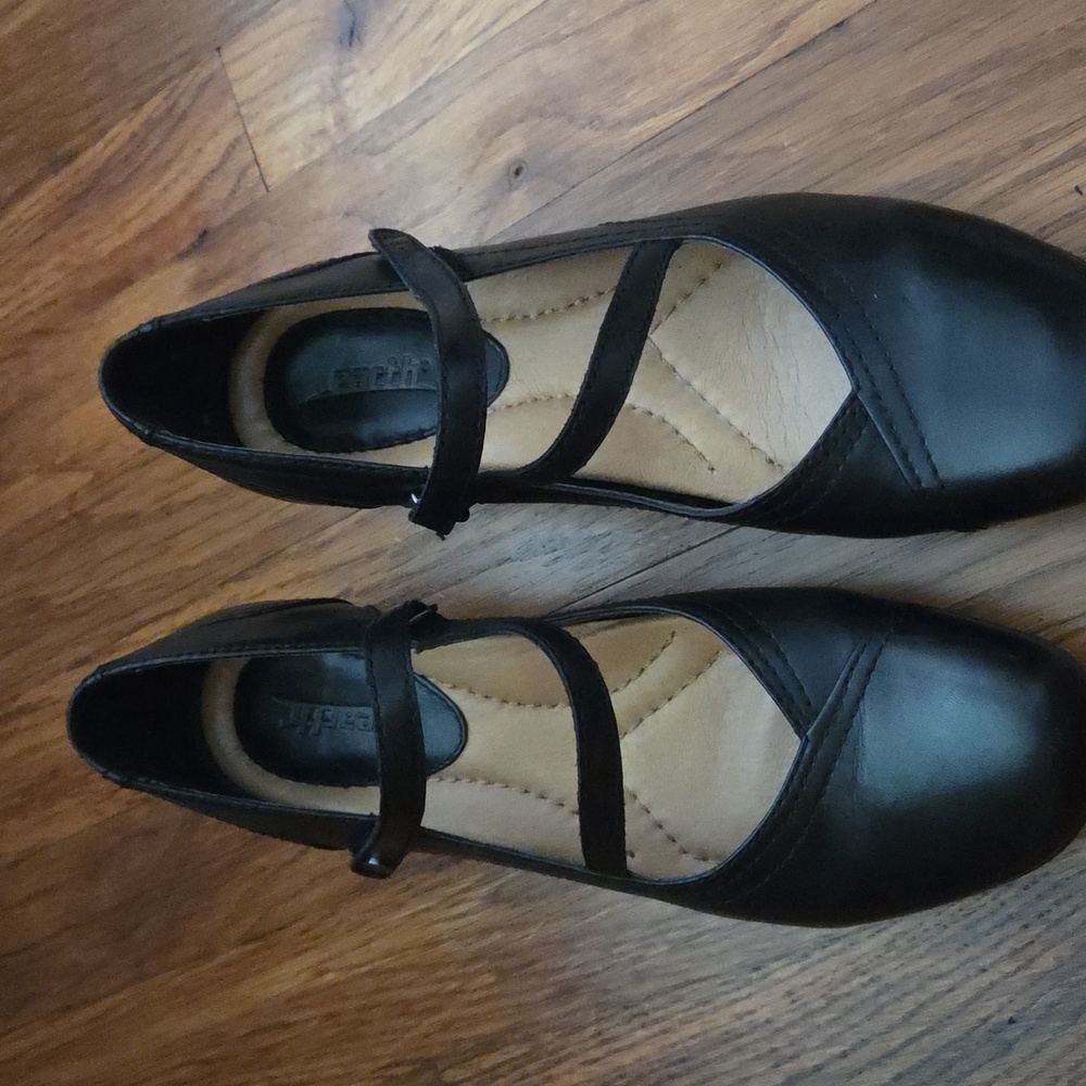 Earth Black Mary Janes 9.5 NWOB